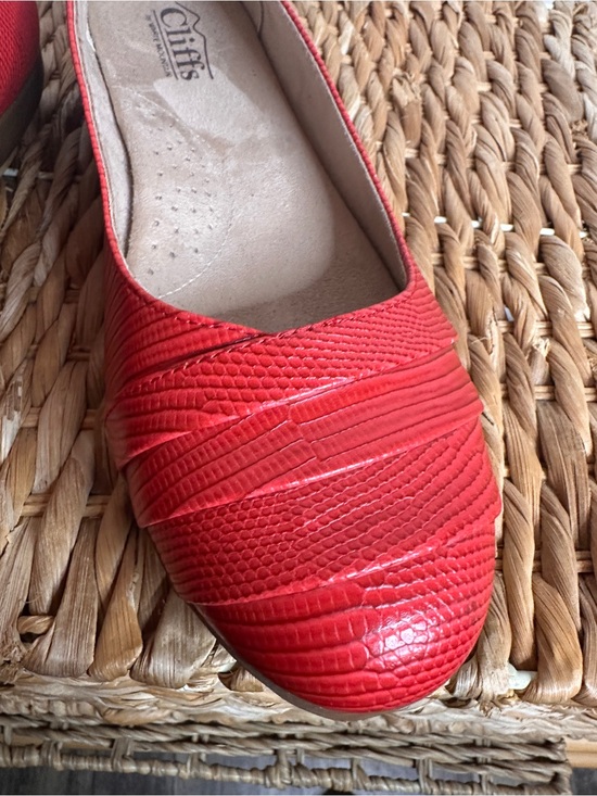 Cliffs by WHITE MOUNTAIN Shoes - Cliffs by WHITE MOUNTAIN Red Textured Slip-On Ballet Flat size 8.5